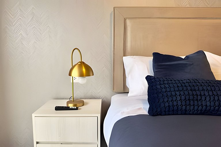 Golden New Retreat Jesus Maria